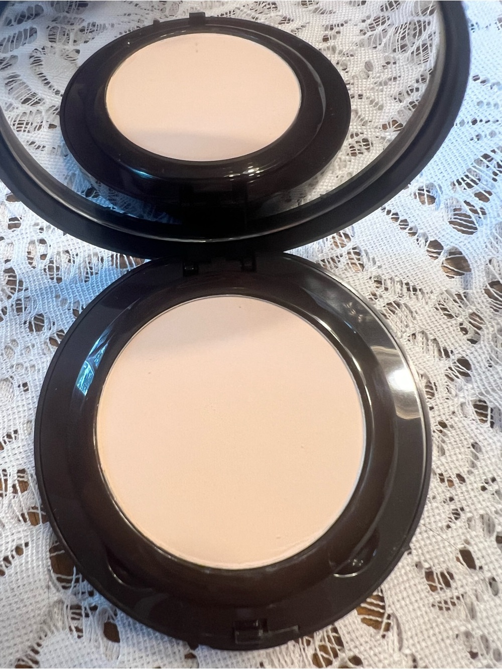 Laura Mercier Smooth Finish Foundation Powder  - 2C1 - 04 - BNIB